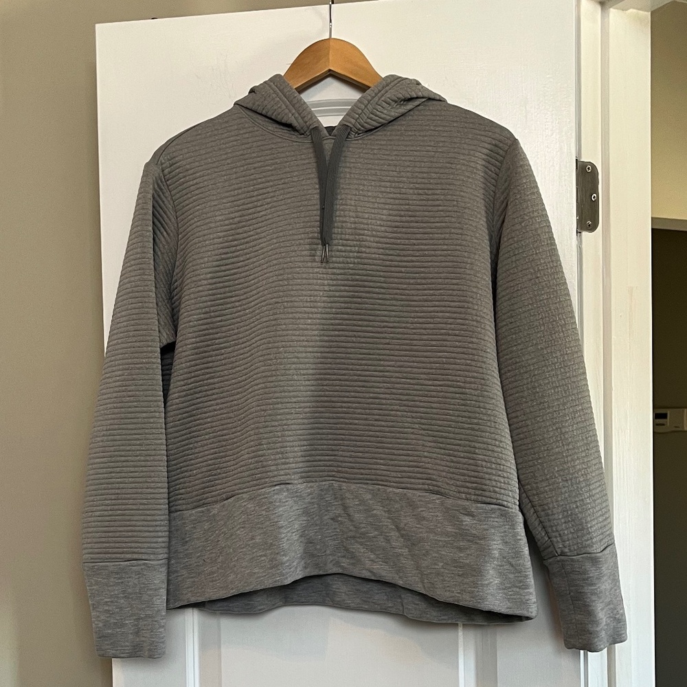 Nike Women’s Dri-Fit Quilted Ribbed Pullover Hoodie in Gray - Size XL